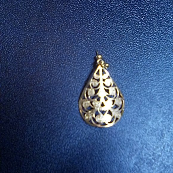 Vintage Golden Leaf like Earrings - Picture 2 of 3